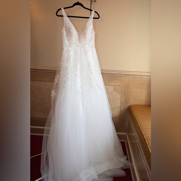 Wedding dress - Picture 3 of 4